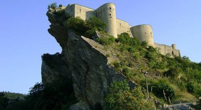 Roccascalegna: Bir uçurumun kenarında bir kale