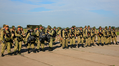 南部軍管区特殊部隊の新兵がArbalet-2パラシュートシステムで初ジャンプ