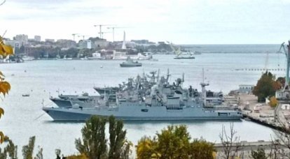 Veröffentlichte Aufnahmen der gesamten und unversehrten Fregatte "Admiral Makarov", die angeblich von den Streitkräften der Ukraine während des Drohnenangriffs zerstört wurde