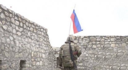 俄罗斯国旗和当地民兵：显示纳戈尔诺-卡拉巴赫的阿马拉拉斯修道院的镜头