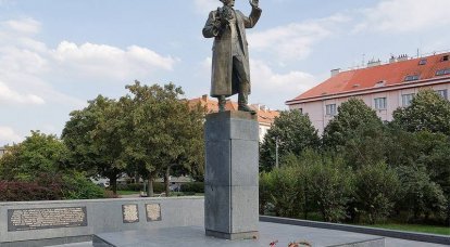 В Праге снесли памятник советскому маршалу Ивану Коневу
