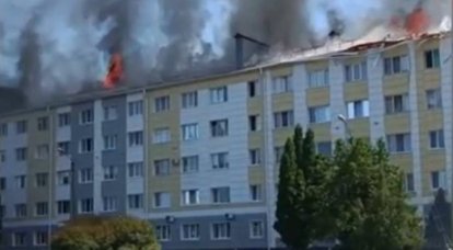 Sebuah bangunan tempat tinggal terbakar di Shebekino akibat penembakan oleh Angkatan Bersenjata Ukraina