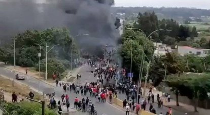 В Чили протестующие напали на военный объект
