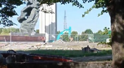 Demolição do monumento aos Libertadores de Riga começou na capital da Letônia