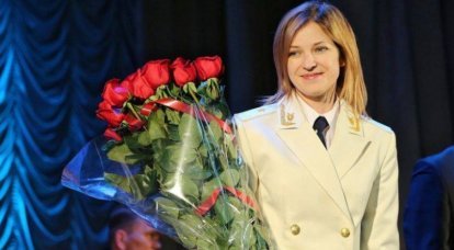 그녀의 전문 휴일에 Poklonskaya는 그녀의 동료들과 손님들 앞에서 화이트 제복