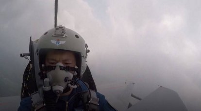 Показано, как китайский лётчик увёл падающий самолёт от жилого массива