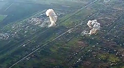 É mostrada a filmagem de um ataque aéreo das Forças Aeroespaciais Russas para concentrar mão de obra e equipamentos das Forças Armadas da Ucrânia na Malásia Tokmachka da Frente Zaporozhye