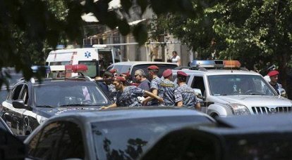 Боевики в Ереване взяли в заложники медработников
