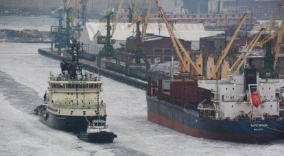 国防省のために建設された Evpaty Kolovrat 砕氷船は、恒久的な配備の場所への海軍間の移行を開始しました