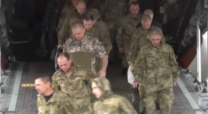 Освобожденные из украинского плена российские военные вернулись в Москву