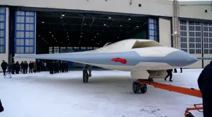 Industri pertahanan Rusia sedang mempersiapkan produksi massal drone berat S-70 “Okhotnik”.