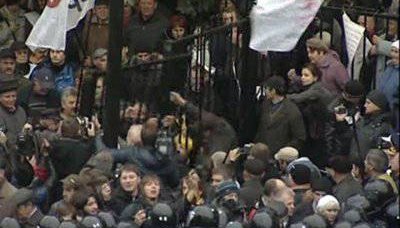 Митингующие в Киеве вновь пытались штурмовать Раду