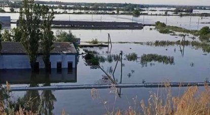 कखोव्स्काया पनबिजली स्टेशन से सौ किलोमीटर की दूरी पर स्थित, निकोलेव शहर में तेजी से बाढ़ आ रही है