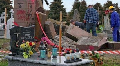 В Польше фрагментами памятника бандеровцам вымостили дорогу