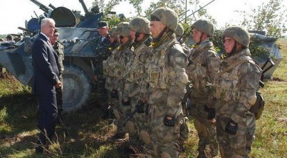 Geleceğin Ukraynalı askeri rahat bir takım elbise, kask ve süper gözlük takıyor