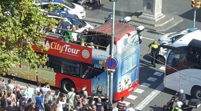 Микроавтобус врезался в толпу людей  в Барселоне