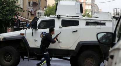 Le forze dell'ordine turche stanno combattendo con i terroristi dell'ISIS nel sud-est del paese