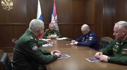 São mostradas imagens da visita do Ministro da Defesa da Federação Russa ao cosmódromo de Plesetsk com uma inspeção da infraestrutura de montagem de mísseis