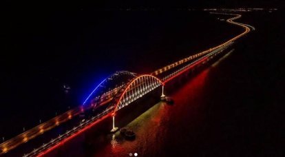 Os arcos da ponte da Crimeia destacados com as cores da bandeira russa