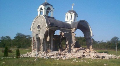 코소보에서는 KFOR의 묵념으로 기독교 신전이 파괴되었습니다.