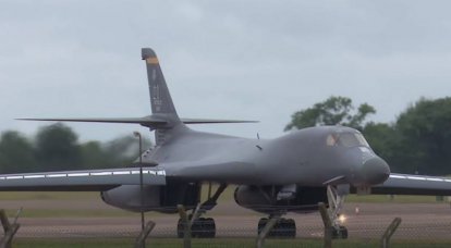 American bomber B-1B Lancer tested with a hypersonic missile suspension system