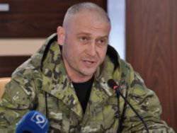 Dmitry Yarosh는 Donetsk - Donetsk People 's Republic 근처의 전투에서 부상당했습니다.
