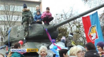 Polonyalı kentin sakinleri kurtarıcılara bir anıt savundu - Sovyet tankı T-34