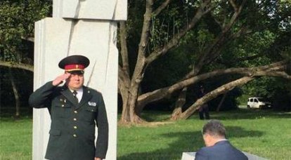 Восхваляющий Бандеру Пётр Порошенко встал на колени у польского мемориала жертвам резни на Волыни