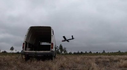 Die Zerstörung eines Kleinbusses durch eine polnische Kamikaze-Drohne wird gezeigt
