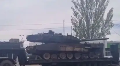 一辆从阿夫杰耶夫卡附近战场撤离的德国豹2A6坦克前往莫斯科附近的爱国者公园。