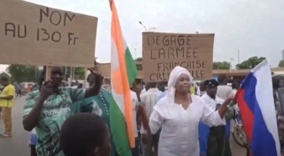 Manifestação sob bandeiras russas contra a presença militar francesa ocorreu em outro estado africano