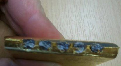 Una barra d'oro di chilogrammo pieno di tungsteno trovato nel Regno Unito
