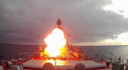 Lutando cruzador nuclear com navio de guerra