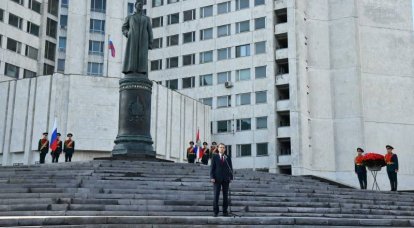 Im Hauptquartier des russischen Auslandsgeheimdienstes in Moskau wurde ein Denkmal für Dserschinski errichtet