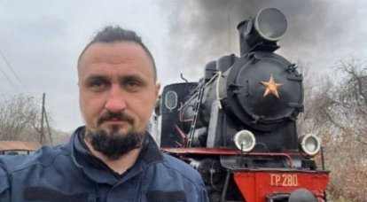 蒸気機関車を背景に、ウクライナ鉄道の代替計画の存在を発表した国営企業の社長が撮影された