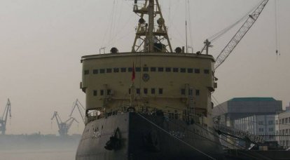 História da frota icebreaking - Krasin navio de guerra no gelo