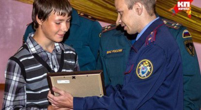 Urals에서는 13 살의 사관 후보생이 여성과 어린이를 구하기 위해 보상을 받았습니다.