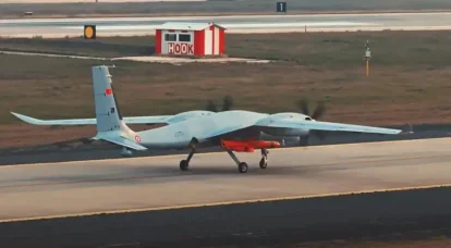 מוצגים צילומים של טיל צ'אקיר טורקי חדש שפוגע במטרה אווירית ממזל"ט
