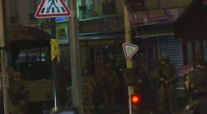 パリ郊外のサンドニでテロリストが爆発物を爆発させた。