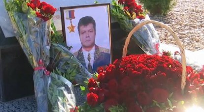 Khmeimim 공군 기지에서 조종사 Oleg Peshkov의 러시아 영웅 기념 사인이 공개되었습니다.