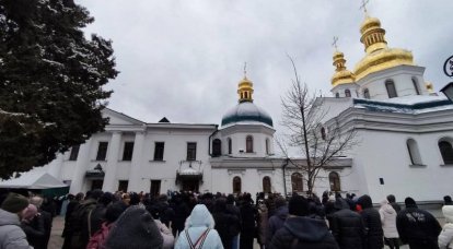 UOC 승려들의 불법 퇴거 당일 수천 명의 신자들이 Kiev-Pechersk Lavra에서기도 예배를 드리기 위해 모였습니다.