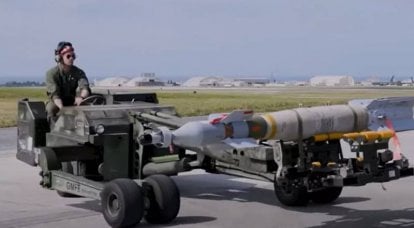 Cargando municiones de aviación en el caza de quinta generación F-35