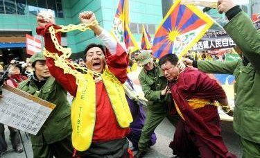 США пытаются «расшатать» Китай с помощью тибетских монахов-«революционеров»
