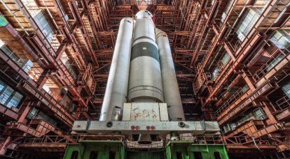 El cohete propulsor Energy-M y su última vivienda.