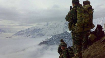 Российские спецназовцы поднимаются в горы