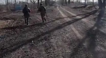 Venäjän asevoimien sotilaat vaunuissa välttelivät heitä vastaan ​​lentävän Ukrainan asevoimien droonikamikazea