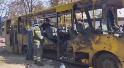 Donetsk'in Ukrayna askerleri tarafından bombalanması sırasında, yolcularla birlikte bir otobüse bir top mermisi isabet etti.
