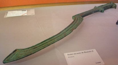 Armes de mêlée de l'antiquité : le khopesh égyptien et ses modifications
