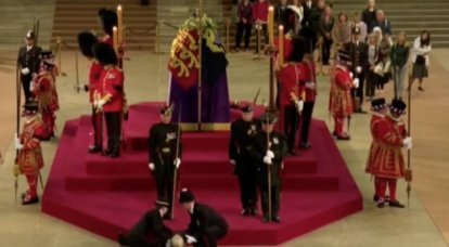 A guarda real desmaiou durante a cerimônia de despedida da rainha Elizabeth II no Westminster Hall