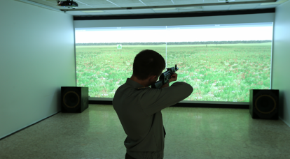 Los estudiantes de CIDAF aprenden a disparar en el simulador 3D